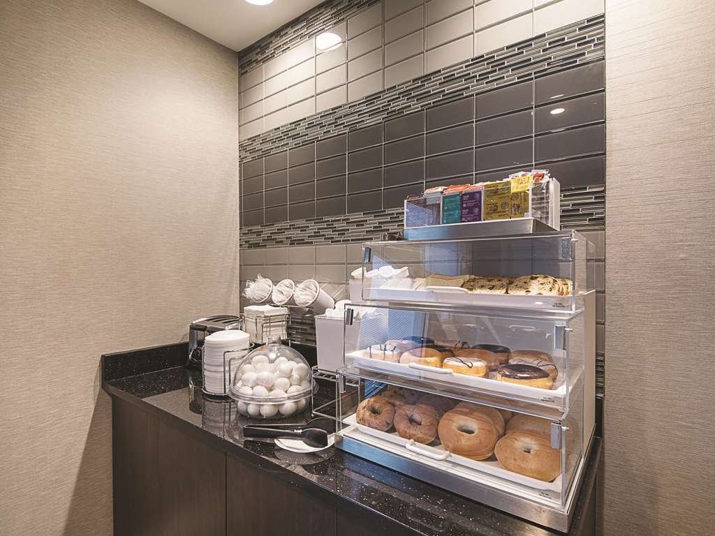 La Quinta Inn & Suites by Wyndham Austin Round Rock - photo 35