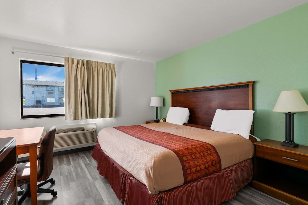 Americas Best Value Inn Lincoln Airport - photo 17