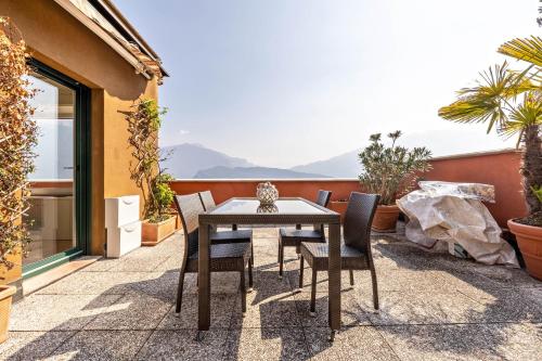 Large Apartment for 6 People With Swimming Pool Tennis Bbq and Private Garage — 4-Star Luxury Hotel in Riva Del Garda, Italy