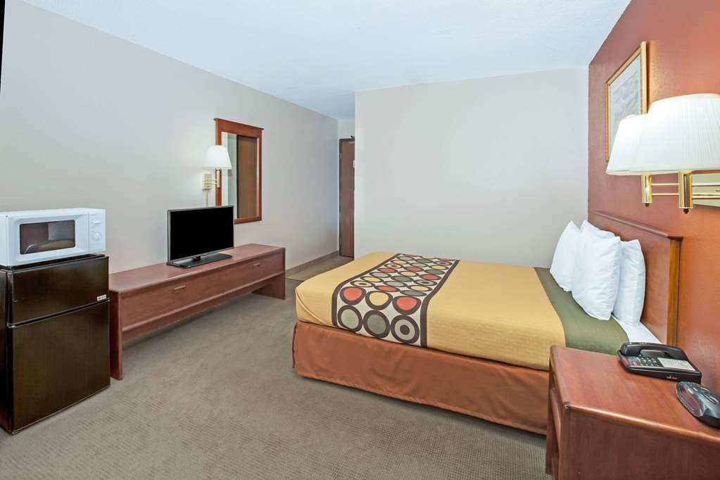 Super 8 by Wyndham Crystal Lake - photo 7