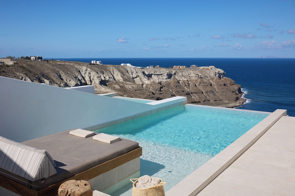 Omna Caldera Suites - carbon neutral hotel in Fira