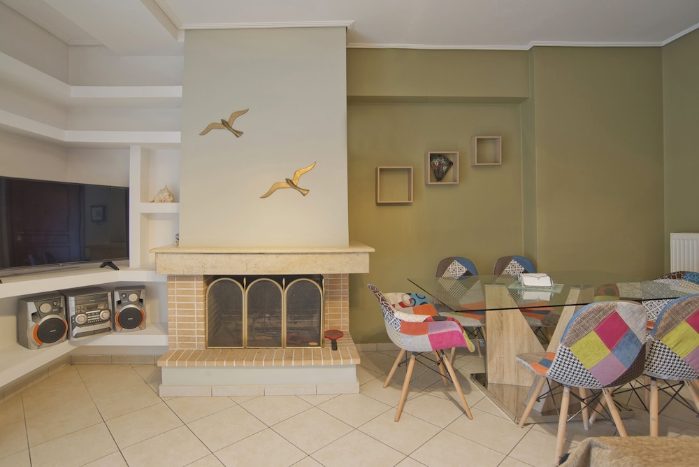 Seaside Apartment in Piraeus — 4-Star Luxury Hotel in Piraeus, Greece