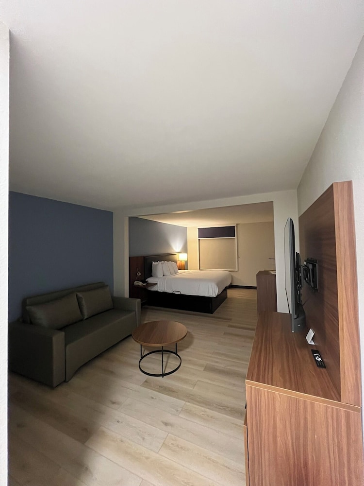 Wingate by Wyndham Dublin Near Claytor Lake State Park - photo 5