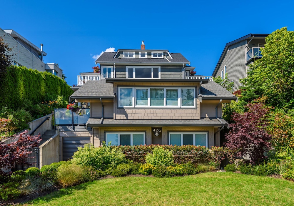 Crystal's View Bed & Breakfast — 4-Star Luxury Hotel in North Vancouver, Canada