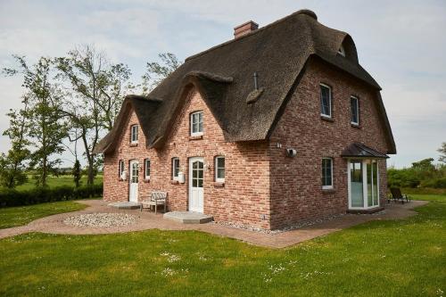 Beach House Reetdachhaus Beach House 1 — 4-Star Luxury Hotel in Tating, Germany