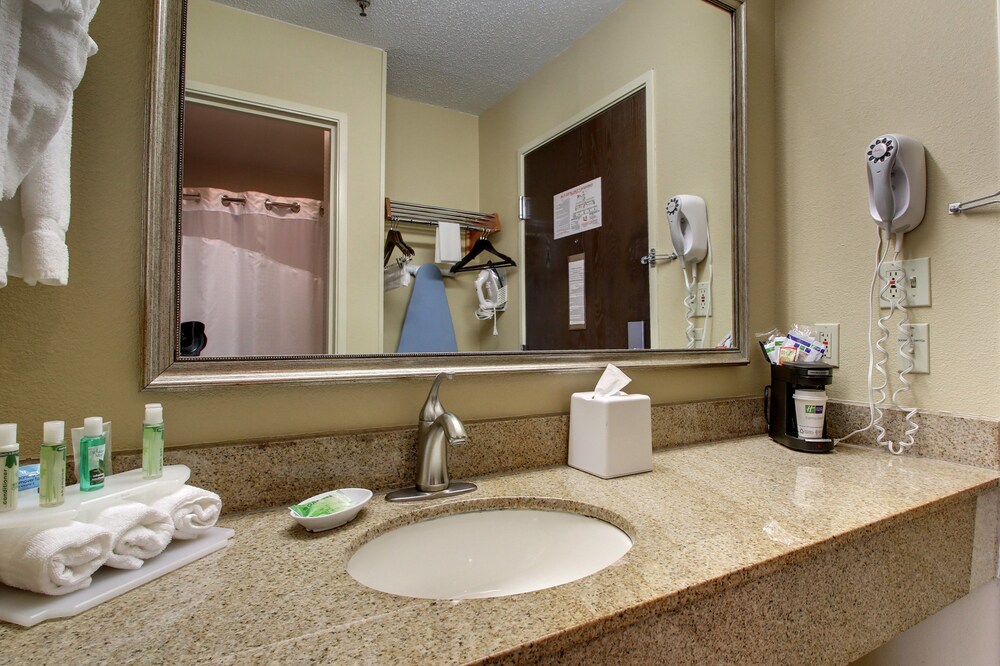 Holiday Inn Express Fort Campbell Oak Grove by IHG - photo 12