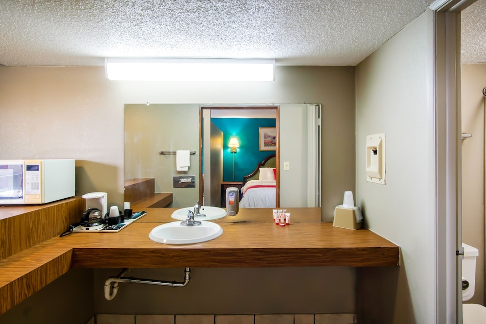 OYO Hotel Hutchinson West 4th Ave - photo 44