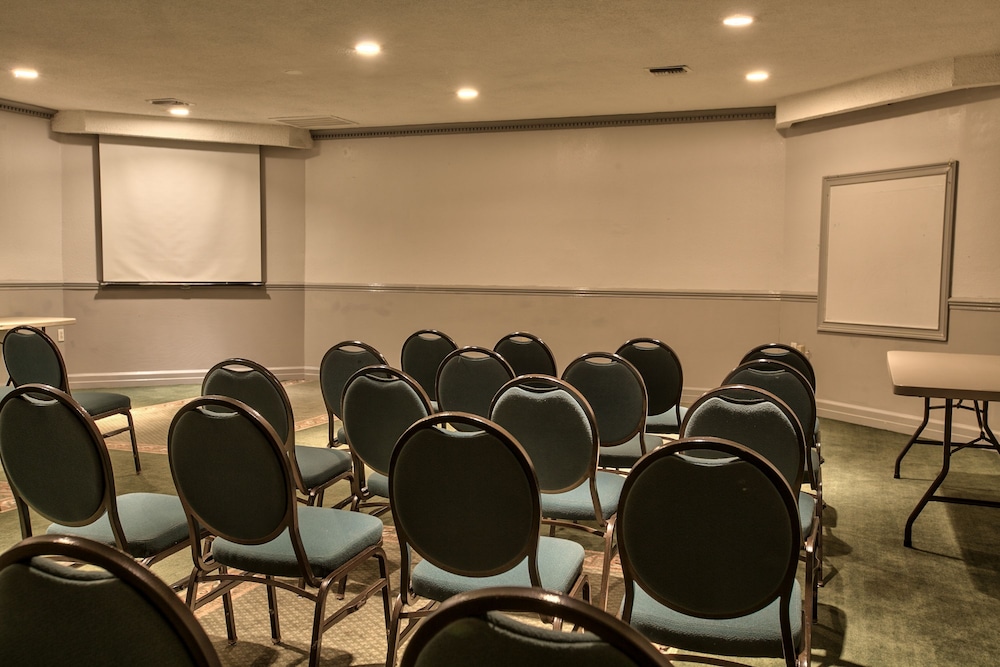Executive Inn & Suites - photo 14