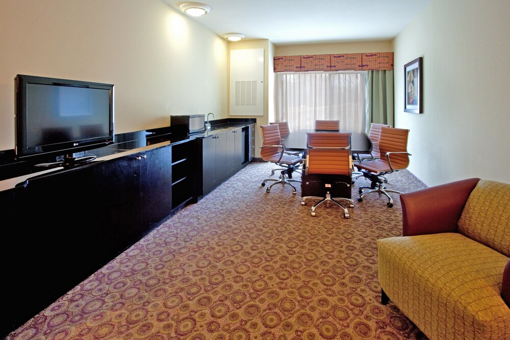 Holiday Inn Express & Suites Clemson by IHG - photo 19