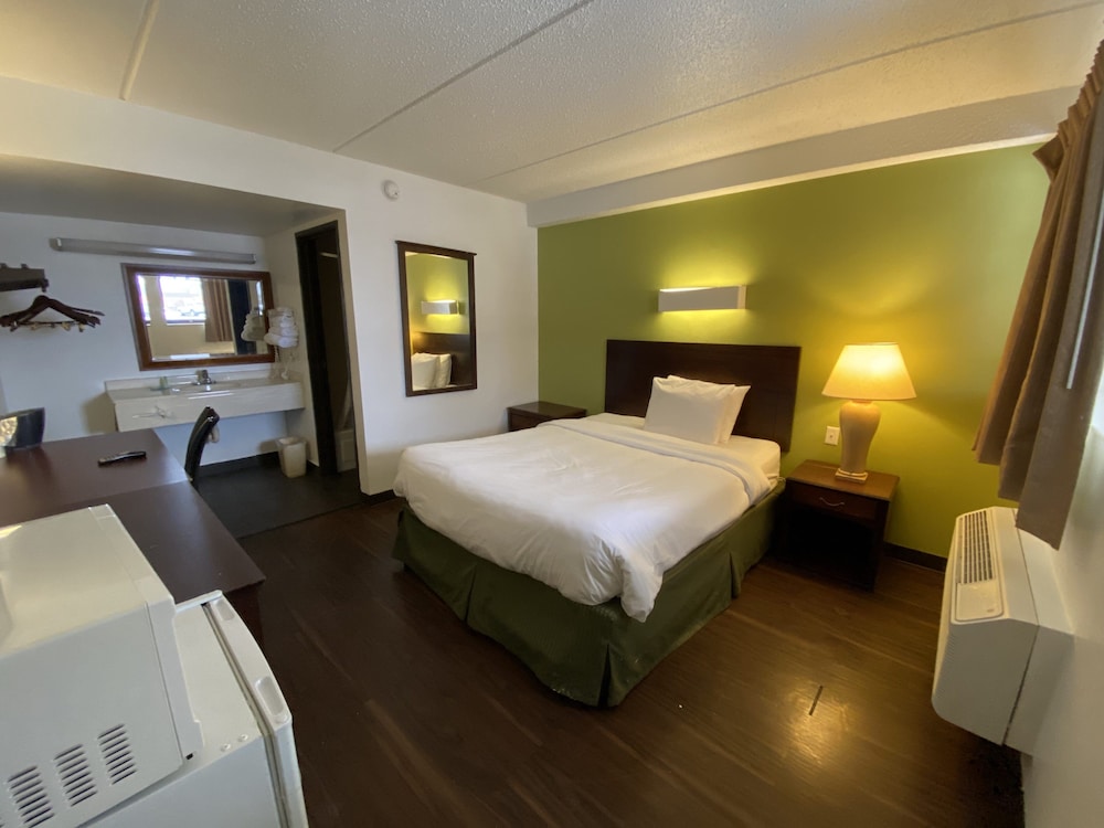 SkyLight Inn Cleveland Willoughby - photo 9