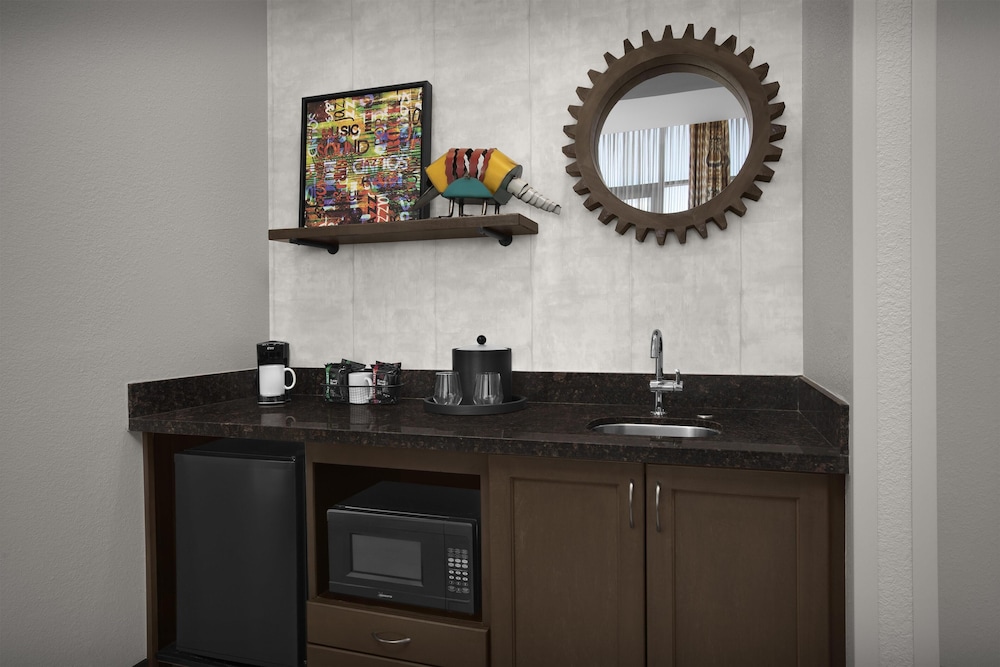 Hampton Inn & Suites Austin @ The University Capitol - photo 25