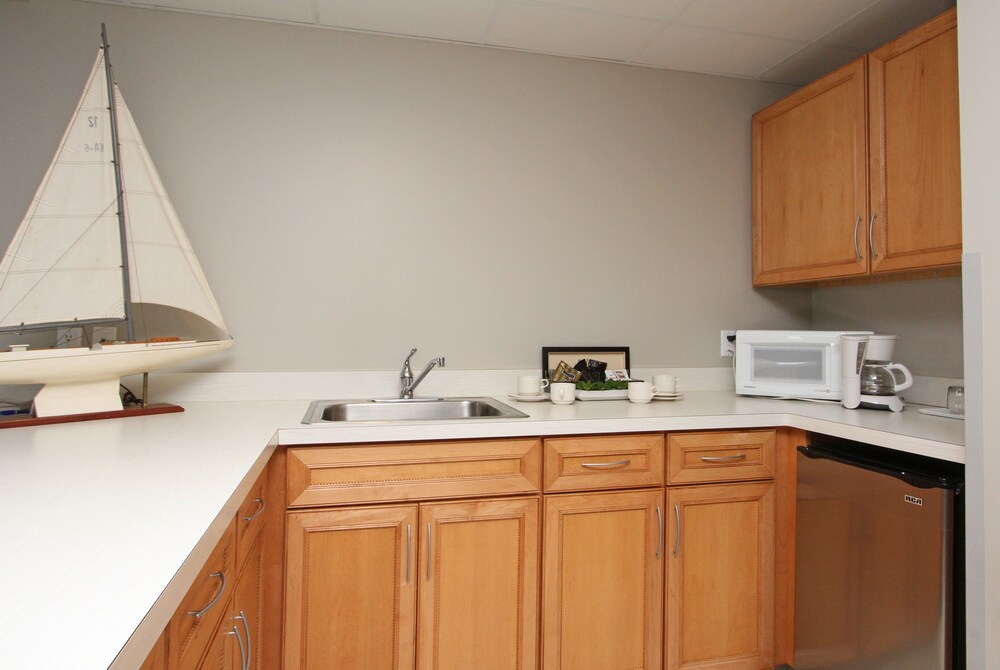 Bay Pointe Inn - photo 17