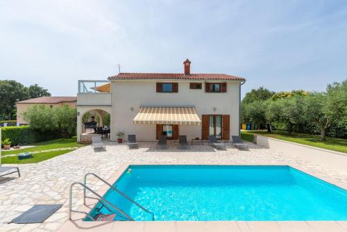 Holiday House Iris with Private Pool — 4-Star Luxury Hotel in Porec, Croatia