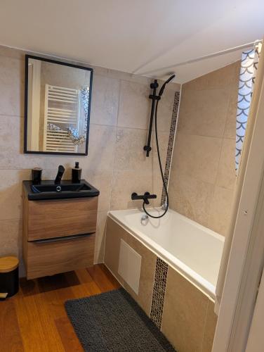 Studio indépendant tout équipé — hotel in Saint-Marcel