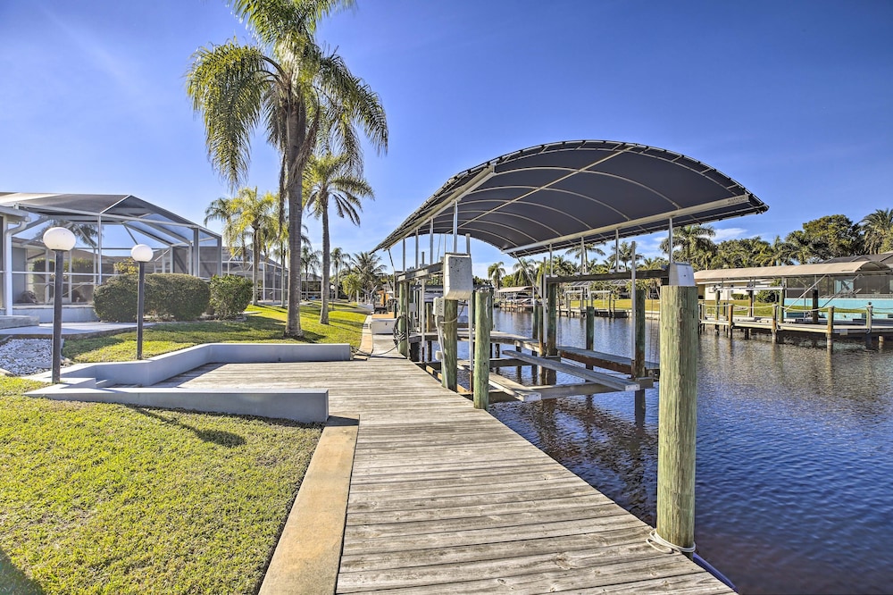 Canalfront Cape Coral Home with Dock and BBQ — 4-Star Luxury Hotel in Cape Coral, United States