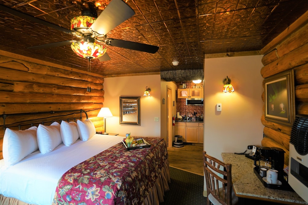 Pike's Waterfront Lodge - photo 8