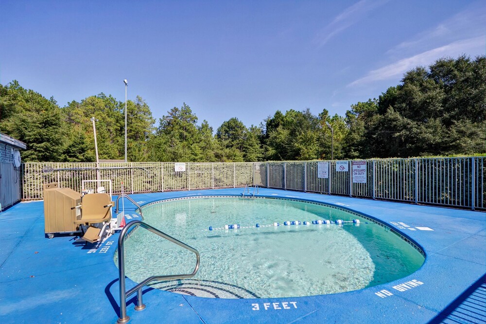 Super 8 by Wyndham Aberdeen Southern Pines - photo 21