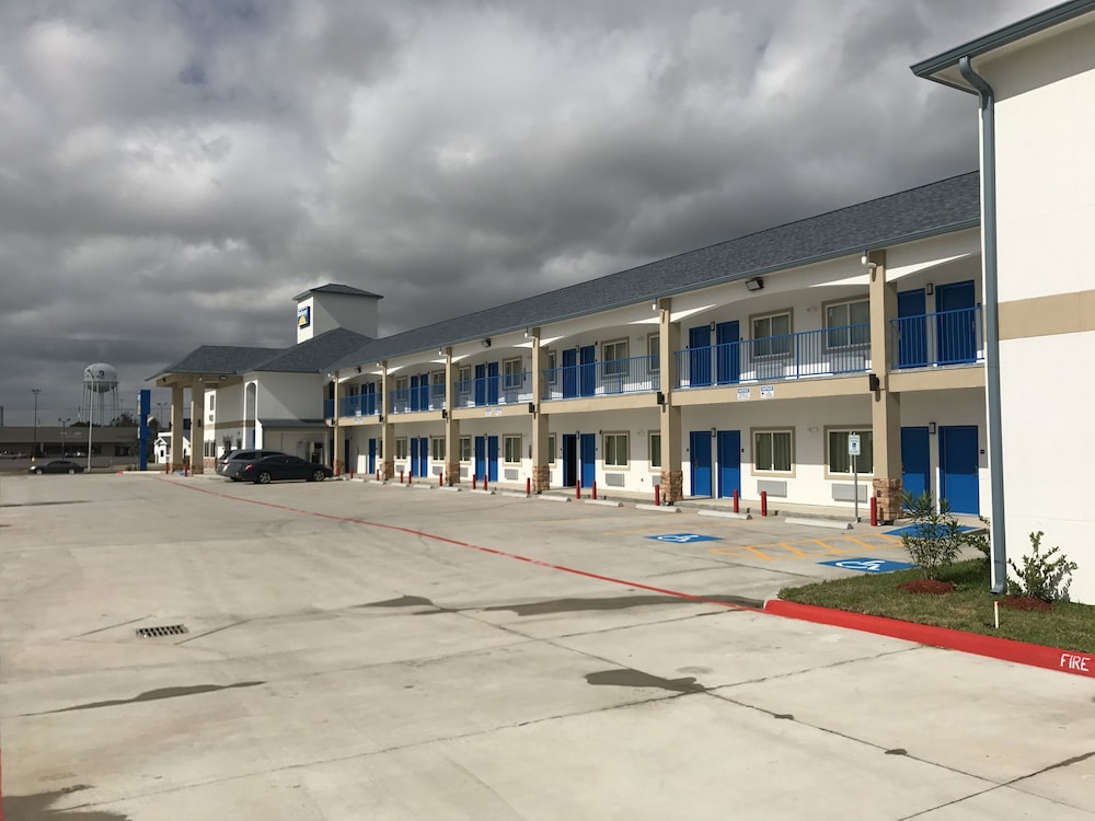 Deluxe Inn & Suites Baytown - photo 37
