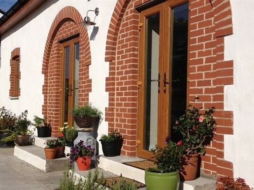 Bronhaul Farm Cottages — 4-Star Luxury Hotel in Carmarthen, United Kingdom