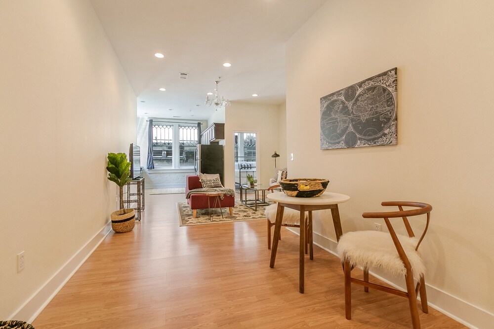 Hip 2BR in Arts Warehouse District - photo 30