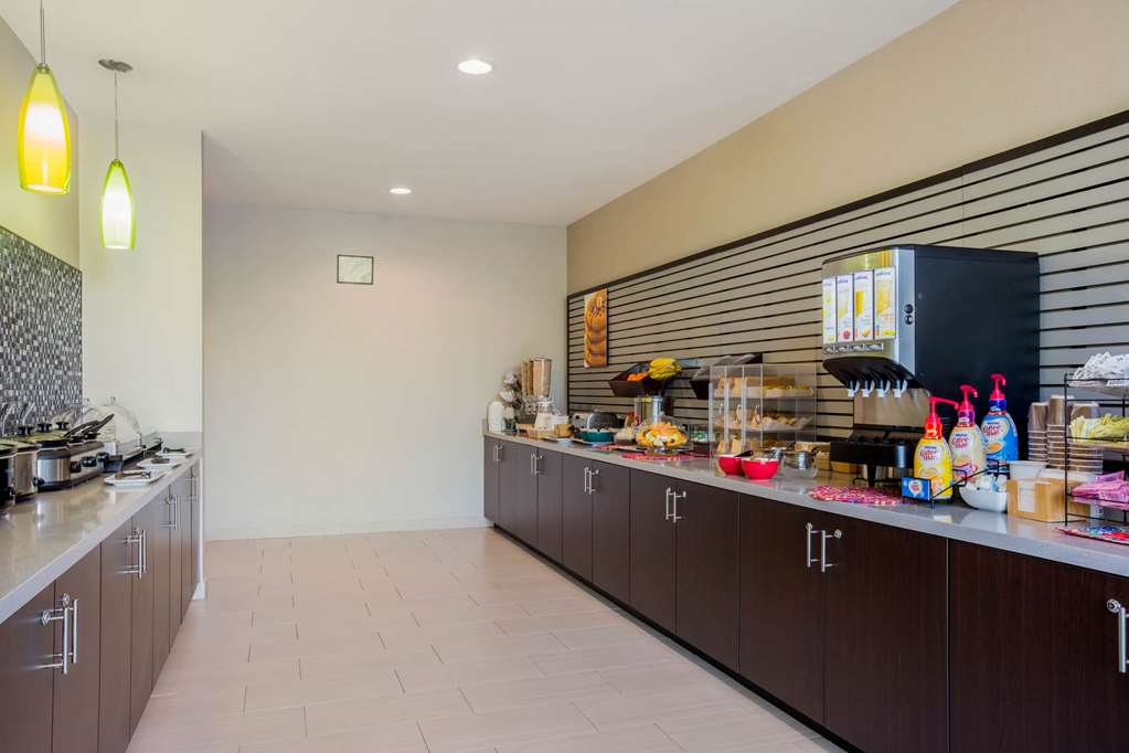 La Quinta Inn & Suites by Wyndham McAllen Convention Center - photo 33