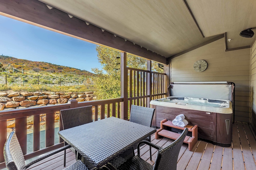 Bear Hollow Heaven Private Hot Tub 4 Bedroom Luxury Condo — 4-Star Luxury Hotel in Bridgeport, United States
