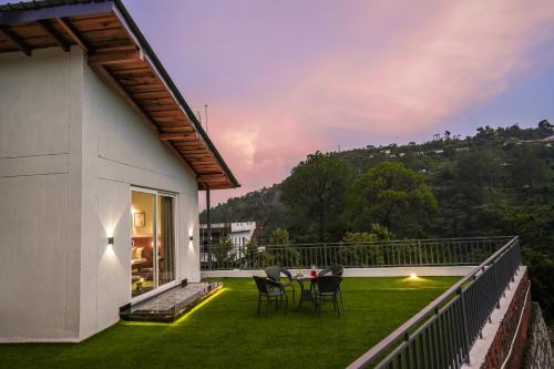 SaffronStays Bourbon 2BR luxury villa with garden BBQ bonfire & valley views near Naukuchiatal & Bhimtal Lake — 4-Star Luxury Hotel in Bhim Tal, India