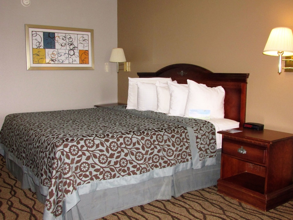 Days Inn & Suites by Wyndham Fort Valley - photo 7