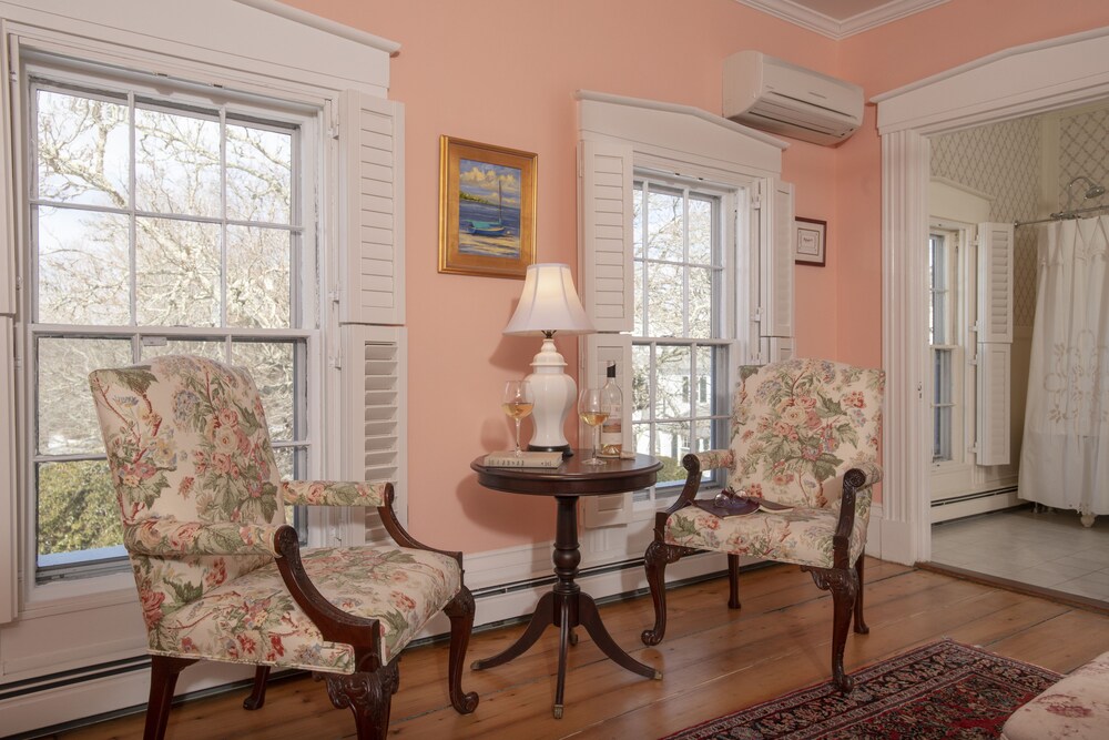 Liberty Hill Inn - photo 8