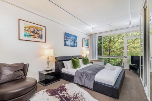 Sunlit Upstairs Suite with Hot Tub & Garden surrounds — 4-Star Luxury Hotel in Yarralumla, Australia