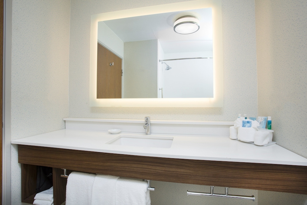 Holiday Inn Express Kansas City at the Legends by IHG - photo 17