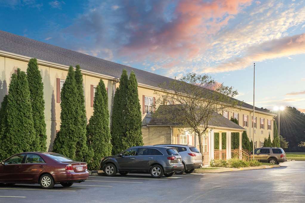 Super 8 Maumee Toledo OH — hotel in Maumee