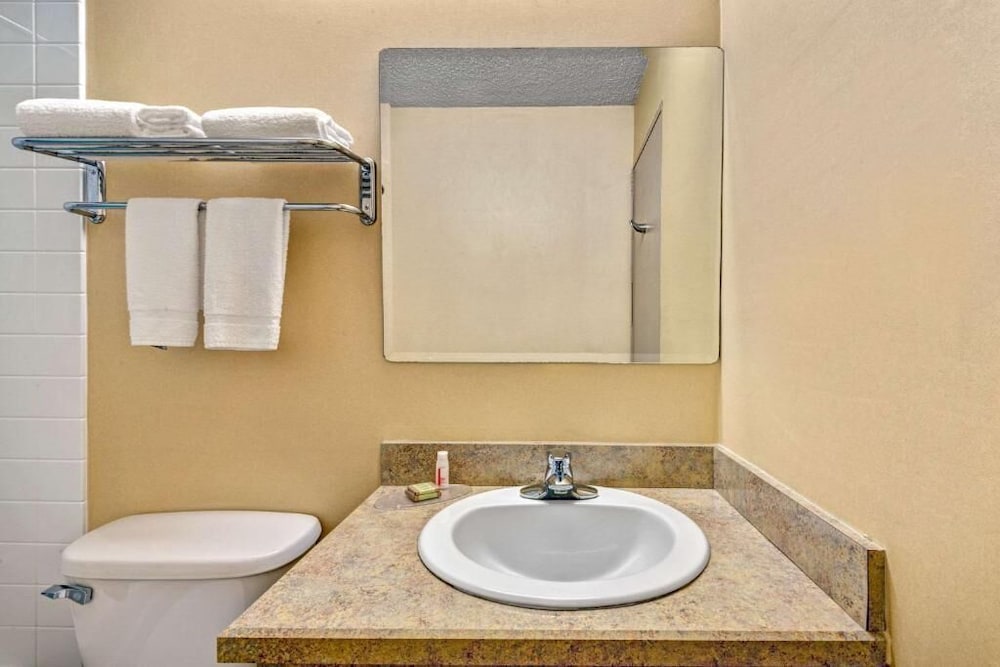 HomeSpring Inn & Studios - photo 11