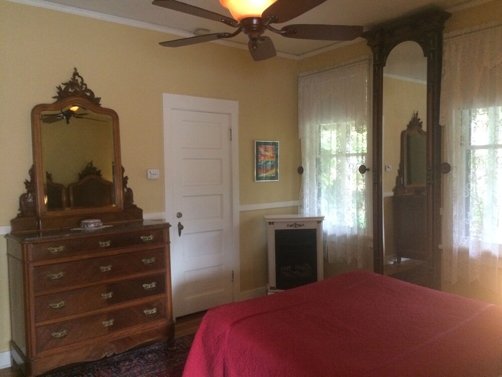 Barretta Gardens Inn - photo 25