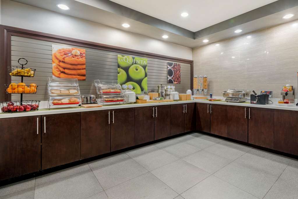 La Quinta Inn & Suites by Wyndham Fort Worth Arlington West - photo 29