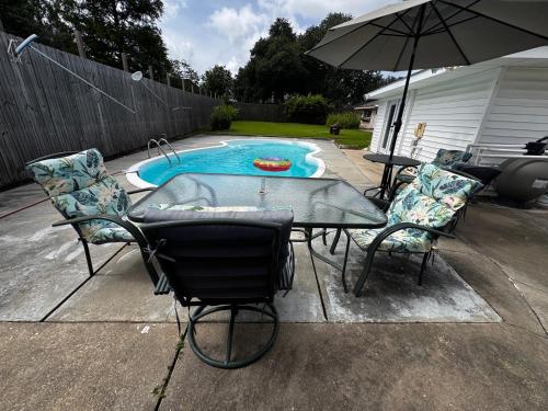 Pool House — 4-Star Luxury Hotel in Broussard, United States
