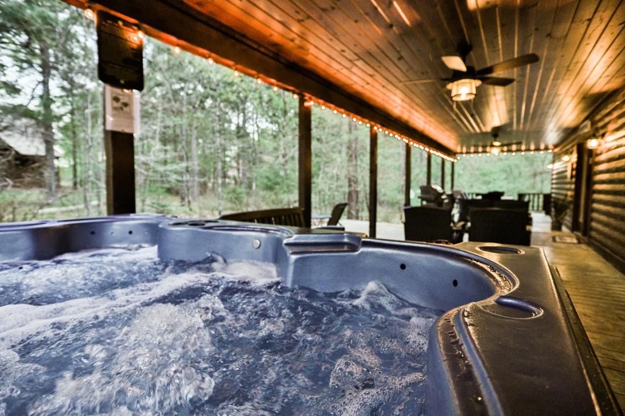Texas Kind of Way Hot Tub Fireplace Covered Deck Pool table Game Loft in Broken Bow, United States
