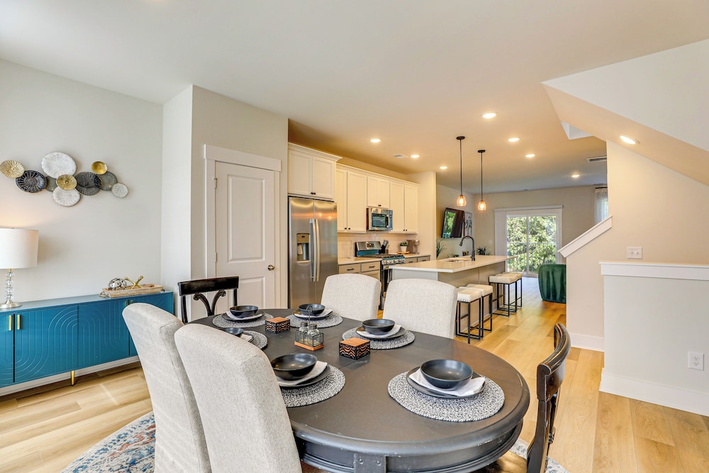 13 Mi to Dtwn Charleston: Quiet Townhome — 4-Star Luxury Hotel in Hanahan, United States