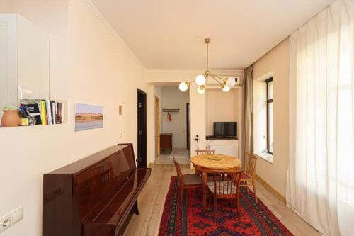 Vintage 2BR Apartment Managed By Wehost