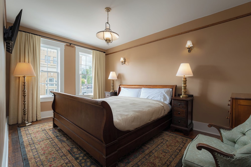 The NuWray Hotel & Carriage House - photo 13