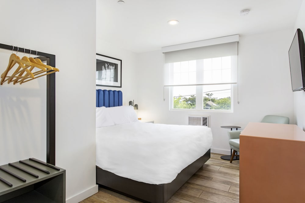 Grove Hotel — hotel in Sayville