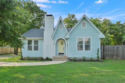 Whimsical Bluebird Cottage Hot Tub Patio Pet Friendly Central Location — 4-Star Luxury Hotel in Bryan, United States