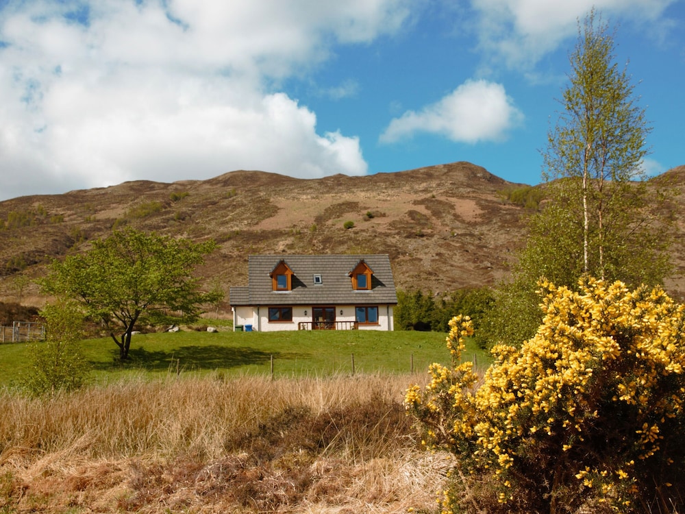 Rocky Mountain View Cottage — 4-Star Luxury Hotel in Inverness, United Kingdom