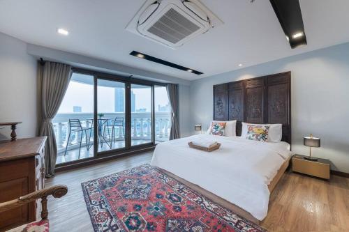 Central Bangkok 5 stars river view & characteristic decor