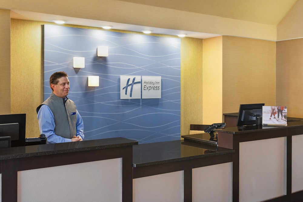Holiday Inn Express Hotel & Suites Edmond by IHG - photo 3
