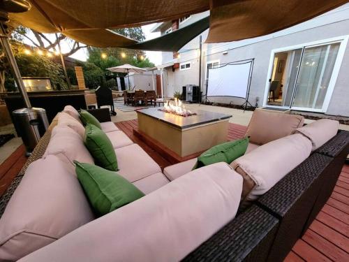 San Diego Oasis with Hot Tub Gym Outdoor Theater Huge Yard — 4-Star Luxury Hotel in San Diego, United States