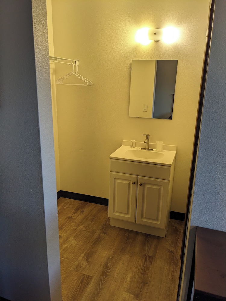 K&E Motor Inn - photo 10