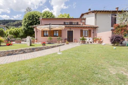 Rustic Villetta with Garden Pool And Parking — 4-Star Luxury Hotel in Capannori, Italy