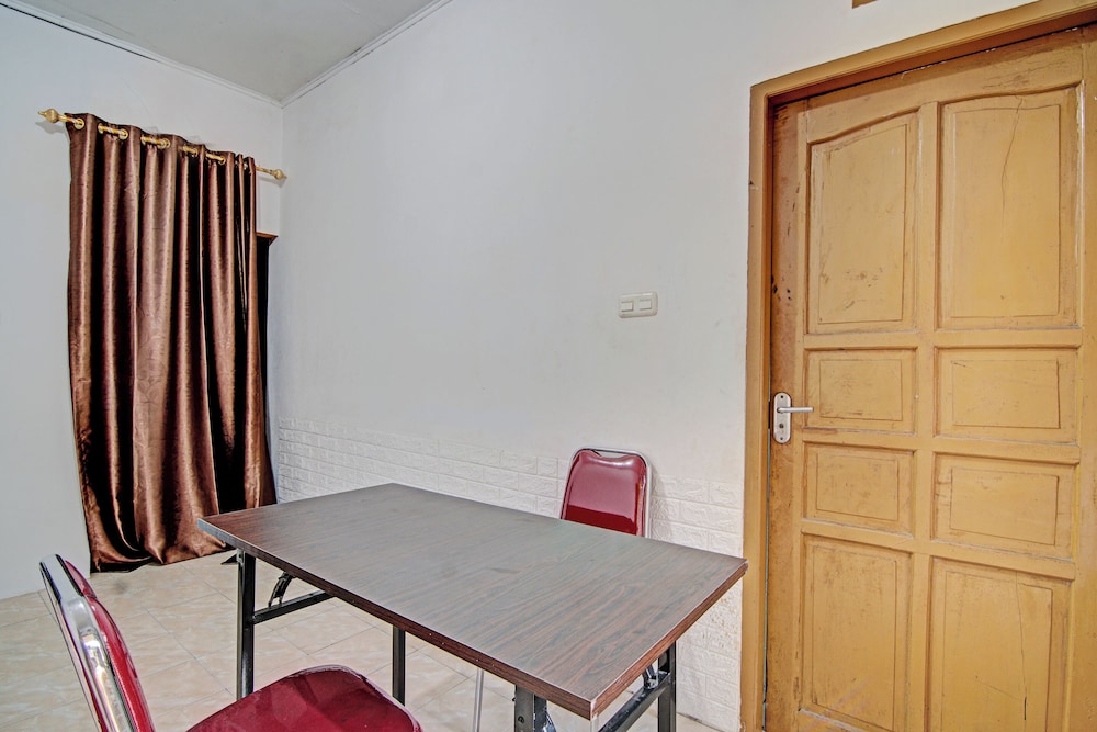 Hotel O Penginapan Puti SyariahNearBandara Sultan Syarif Kasim II in Pekanbaru, Indonesia