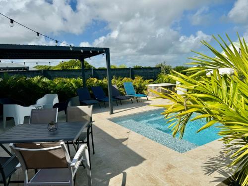 Villa Hibiscus de charme avec piscine privée — 4-Star Luxury Hotel in Saint-Francois, Guadeloupe
